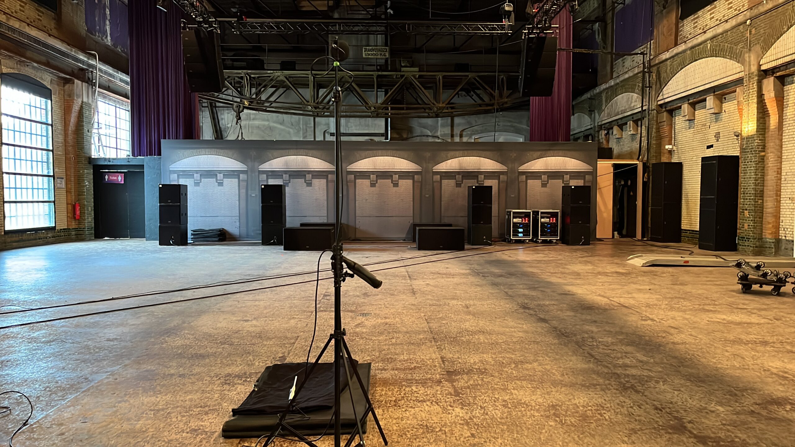 INTEGRAAL ONTWERP AUDIO Mark van Exter 1 - mic op standaard zaal in opbouw